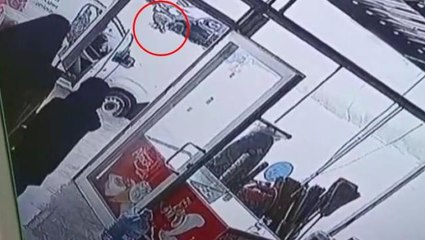 Annesinin elinden kayıp sele kapılan çocuğu bir hamlede kurtardı