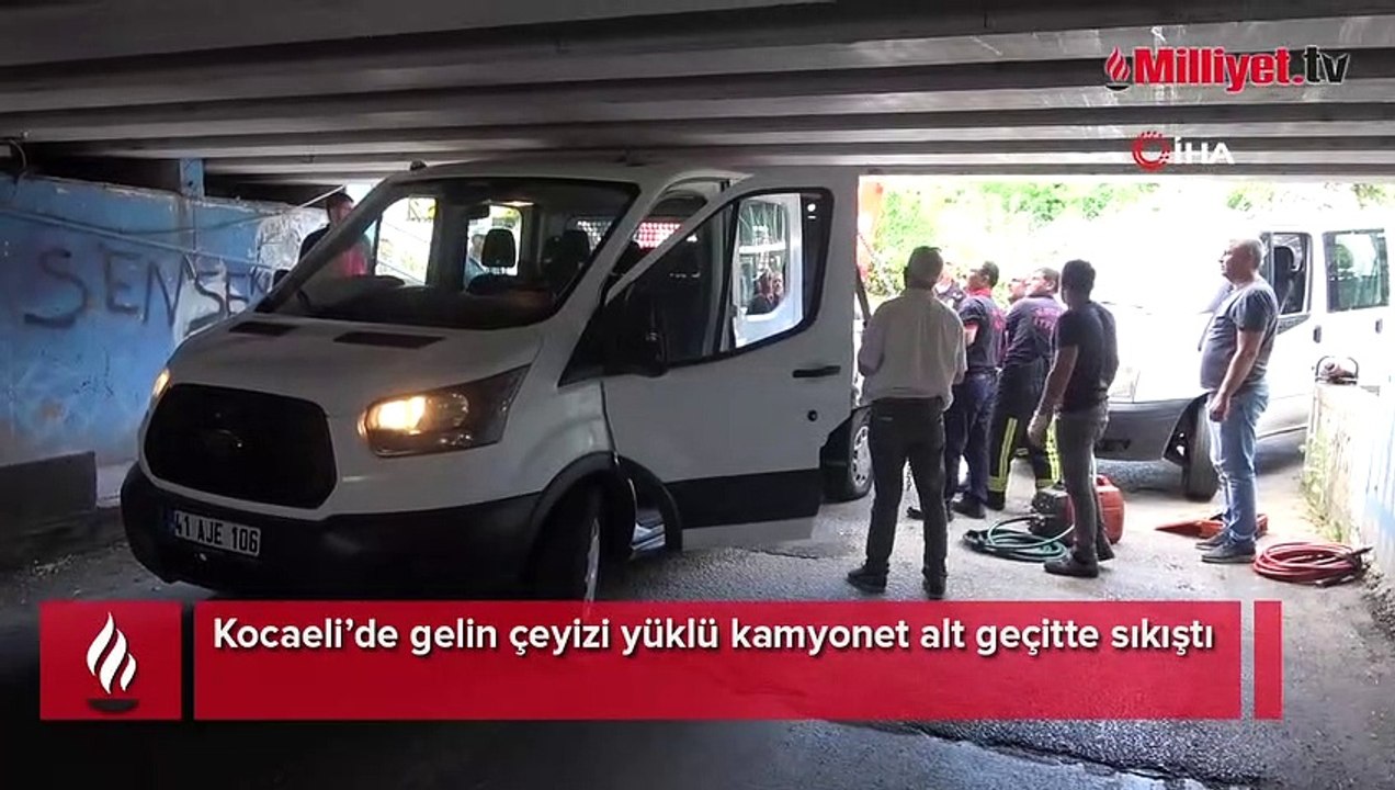 Çeyiz yüklü kamyonet alt geçitte sıkıştı