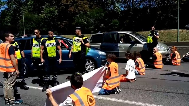 Des militants écologistes bloquent le périphérique face à «l’urgence d’agir»