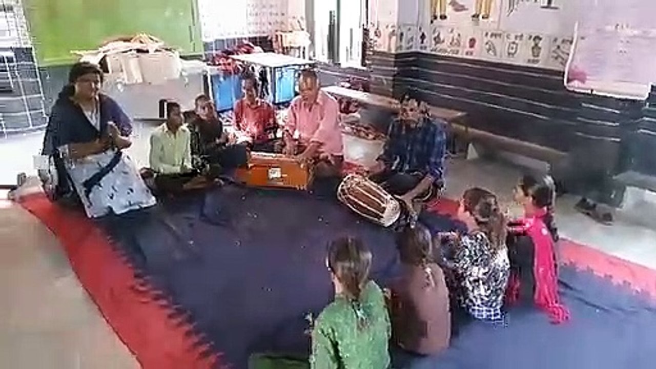 नव प्रवेशित बच्चों का तिलक लगा व माला पहना कर किया स्वागत