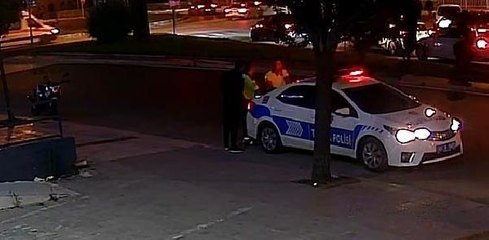 Son dakika haberi: POLİSLERİ GÖRÜNCE ÇALDIĞI MOTOSİKLETLE AĞAÇLARIN ARKASINA SAKLANDI
