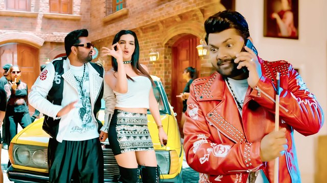 समर सिंह और कृति वर्मा ने 'काला काला चश्मा' गाने में लगाया ठुमका