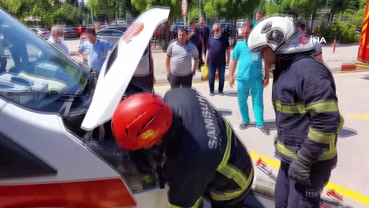 Ekiplerin ambulansa giren yılanla imtihanı kamerada