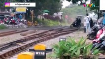 Pemotor Nyaris Tersambar Kereta, Identitasnya Diburu Polisi