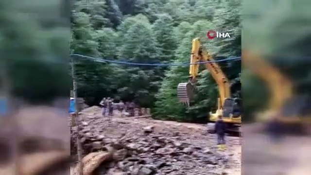 Rize'de dere taştı, yol ulaşıma kapandı