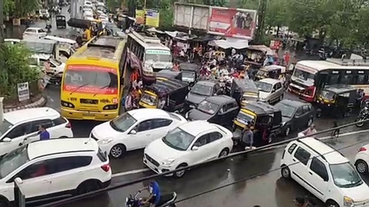 बरसात ने खोली पोल: मुख्य मार्ग पर पानी निकासी का अभाव, लोग हुए परेशान
