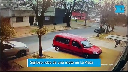 Sigiloso robo de una moto a plena luz del día en La Plata