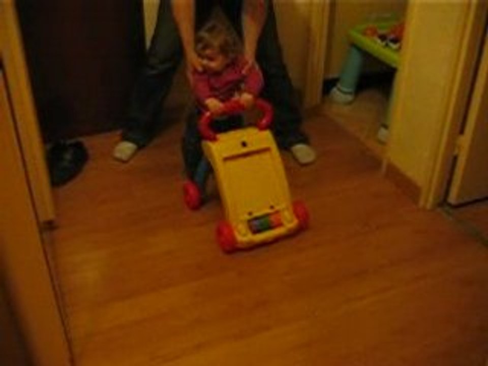 Loane apprend à marcher !