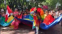 Pride Milano, l'onda arcobaleno colora la città