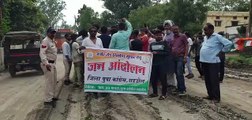 Youth Congress protested sitting on a dilapidated road, there will be movement if repair is not done