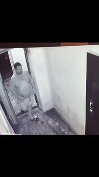 Voilà ce qui se passe quand tu fais des bêtises devant la caméra... Tu nettoies