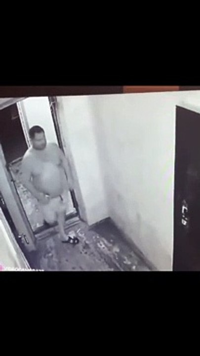 Voilà ce qui se passe quand tu fais des bêtises devant la caméra... Tu nettoies