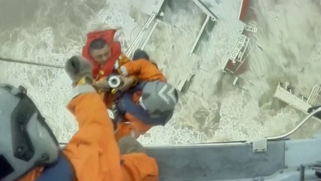 Un homme sauvé de justesse et 27 disparus après le naufrage d'un navire au large de Hong Kong