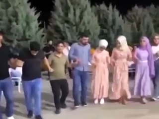 Açlık sınırı altında kalan asgari ücret zammını halay çekerek kutladılar!