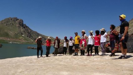 3 bin 500 rakımlı buzullar İran, Irak ve Türkiye'den gelen misafirleri ağırladı