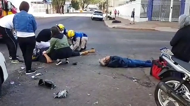 Motociclistas ficam feridos em acidente entre duas motos no Centro