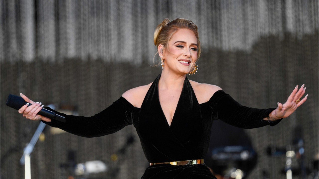 Voici : Adele : la chanteuse obligée d'interrompre plusieurs fois son concert pour aider des spectateurs en difficulté