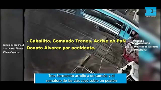 Impactante: tren Sarmiento arrolló a un camión y el semáforo de las vías cayó sobre un peatón