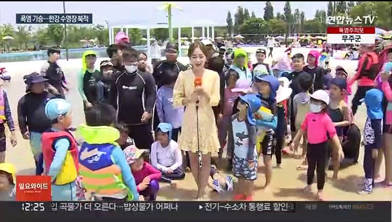 휴일 폭염 기승…더위 피해 한강 수영장 북적