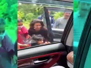 રાહુલ ગાંધી પાસે એક ટેણીએ માંગી લિફ્ટ, ખોળામાં બેસાડી આપી રાહુલે આપી ચોકલેટ, જુઓ વીડિયો