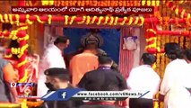 Bandi Sanjay , Yogi Adityanath visits Bhagya Laxmi Temple At Charminar _ Hyderabad _ V6 News