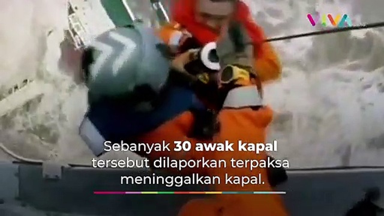 Kapal Terbelah Dihantam Badai Hong Kong, Puluhan Awak Hilang