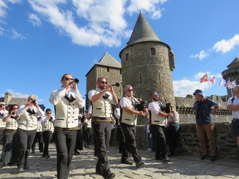 Fougères : la parade des vingt ans du bagad Bro Felger