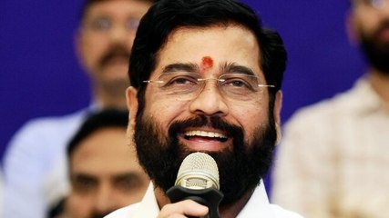 Descargar video: Maharashtra CM Eknath Shinde issues whip to vote for all Sena MLAs