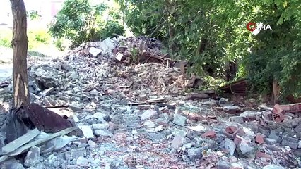 Fatih’te yıkılan binanın altından top mermisi çıktı