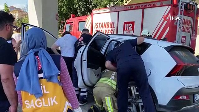 Ümraniye'de otomobil üst geçidin ayağına çarptı: 2 yaralı