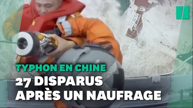 Sauvetage spectaculaire dans un navire coupé en deux par un typhon