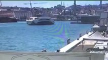 Karaköy'de vapurun iskeleye çarpma anının güvenlik kamerası görüntüleri ortaya çıktı
