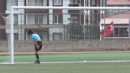 Futbol hakemi, yönettiği maçta kız arkadaşına evlilik teklifi yaptı