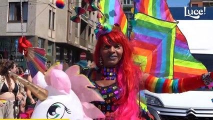 Milano Pride 2022: l'onda arcobaleno sfila per i "Diritti senza conflitti"
