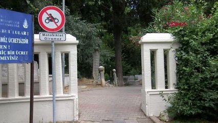 Yasak dinlemeyen motokuryeler mezarlıktaki yaya yolunu kullanıyor