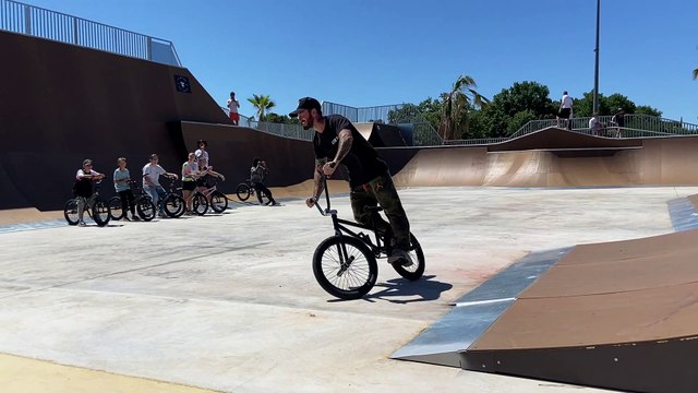 Alex Jumelin, champion de BMX, en démonstration face au public lors de l'inauguration du nouveau skate-park de Baillargues
