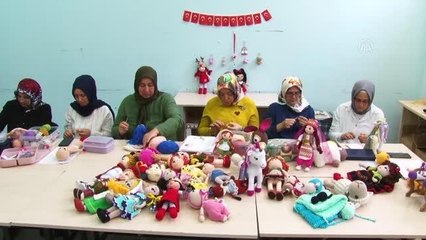 Kadınların yaptıkları örgü bebekler yurt dışına da satılıyor
