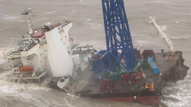 Hong Kong'ta gemi ikiye ayrıldı: Onlarca kişi kayıp