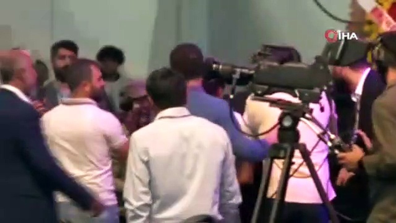 Yine HDP kongresi yine skandal: PKK elebaşı bebek katili Öcalan’ın posterini açmaya çalıştılar