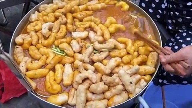 Clip: Chủ bánh canh 300 nghìn vui mừng ra mặt khi lượng khách mua tô 1 triệu ngày càng đông