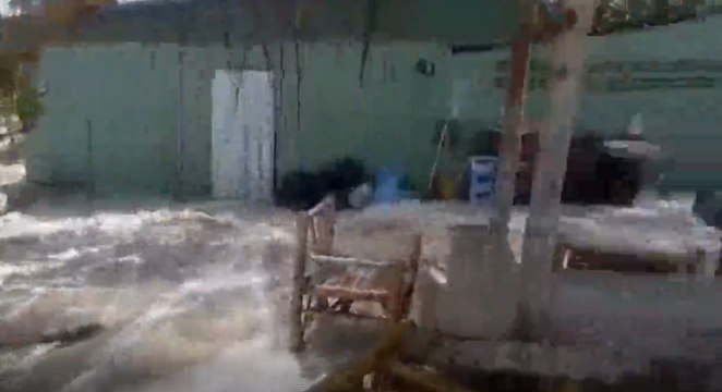 น้ำทะเลหนุนสูง ภูเก็ต ท่วมถนนหลายสาย จราจรเคลื่อนตัวช้า