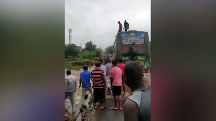 જાંબુર ગીરની નદીના પુરમાં સીદી યુવાનોના જોખમી સ્ટંટ