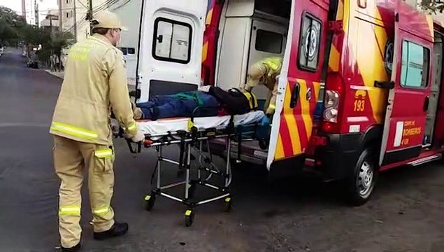 Honda Biz e Fiat Toro se envolvem em colisão no Centro de Cascavel