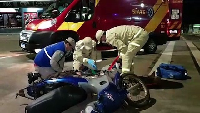 Motociclista fica ferido ao bater contra Escort em frente à Catedral; motorista abandonou o local do acidente