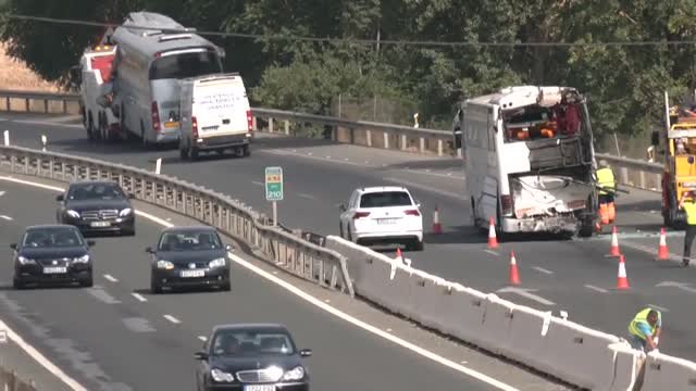El choque de dos autobuses y un turismo en Granada causa la muerte de una persona