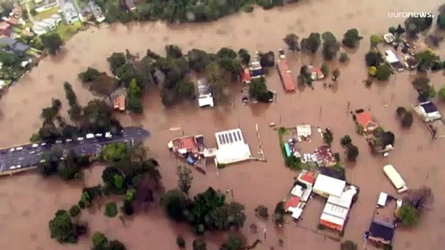 Milhares de pessoas abandonam casas em Sidney devido a inundações
