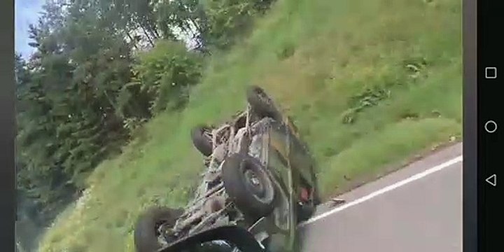 Elles renversent le véhicule d'un homme qui a brûlé un Coran