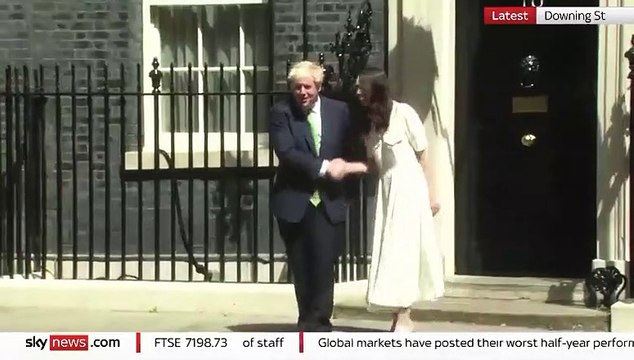 Boris Johnson'ın Yeni Zelanda Başbakanı Jacinda Ardern ile sert tokalaşması gündem oldu