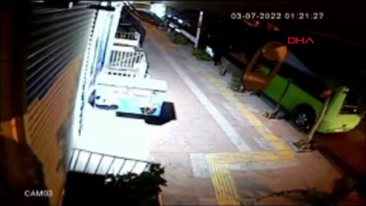 İstanbul’da silahlı saldırı, otomobilleri kendilerine siper ettiler! O anlar kamerada: Kurşunların hedefi oldular