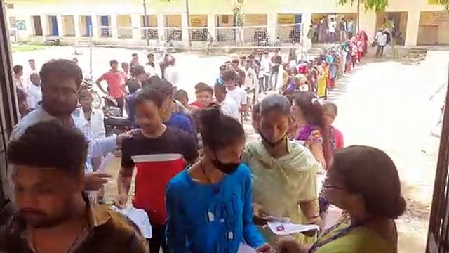 पीटीईटी इम्तिहान में अभ्यर्थियों की लगी इतनी लम्बी कतार...देखें वीडियो